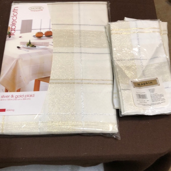 Tablecloth with 5 napkins - Picture 1 of 4